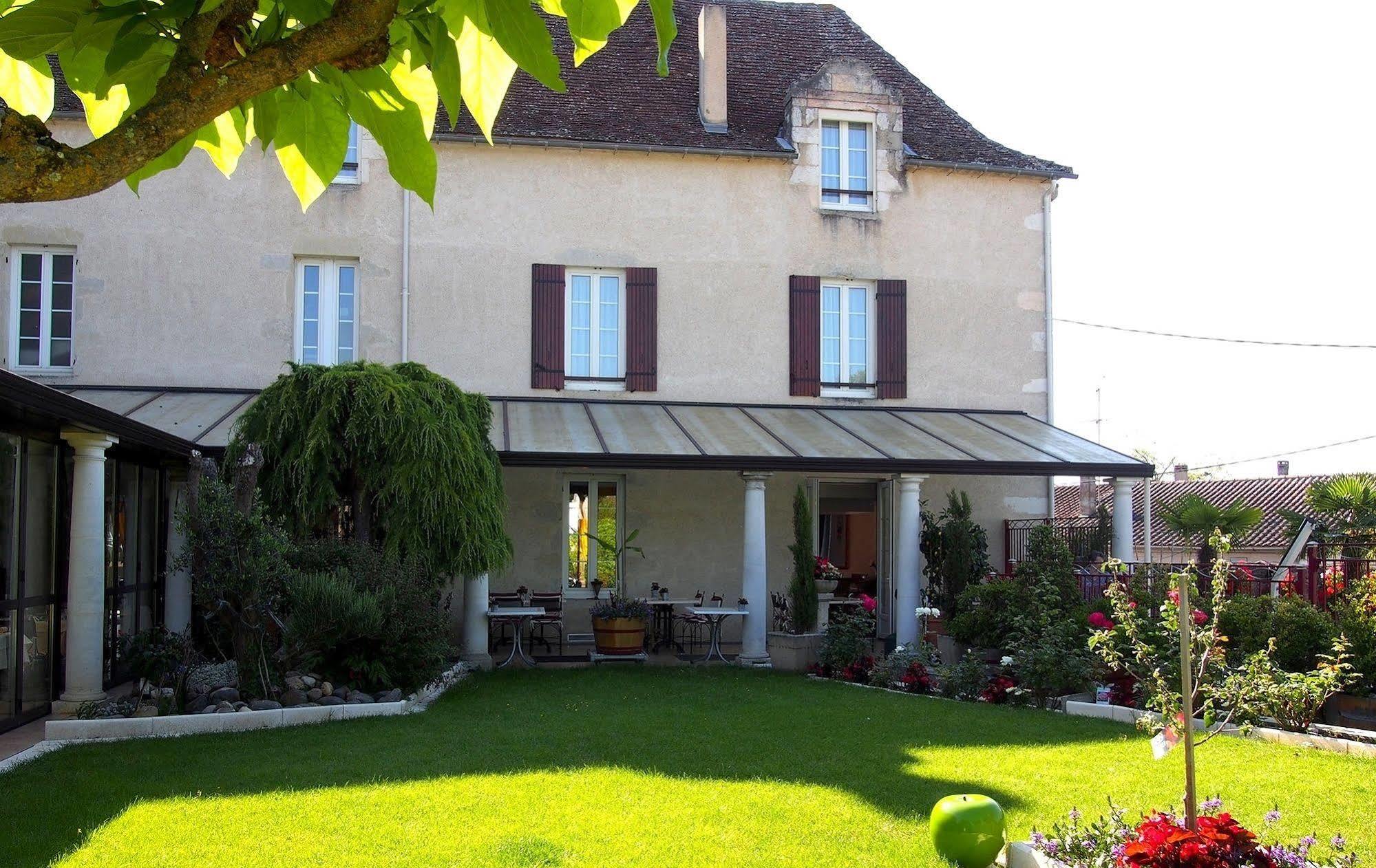 Logis Hostellerie Des Ducs Duras Exterior photo